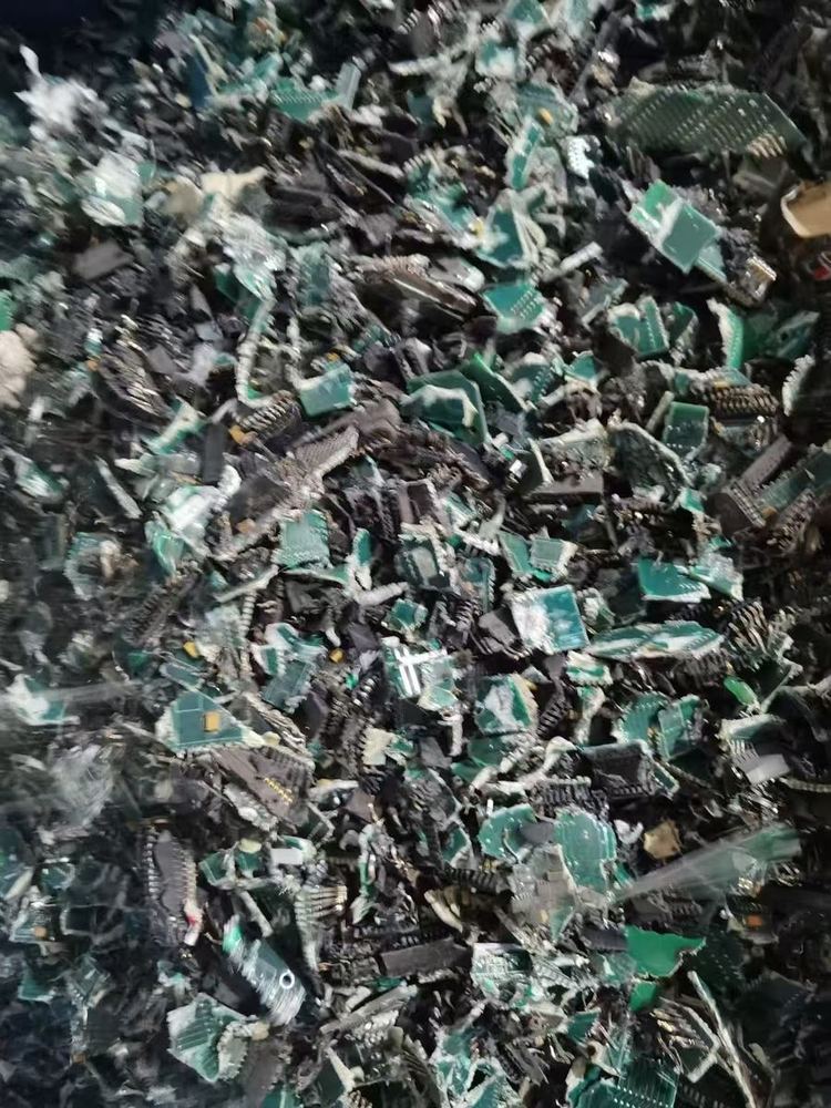 东莞某电子厂废旧电路板粉碎处置现场